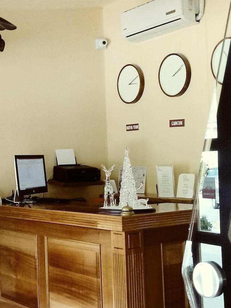 Cancun International Suites Екстериор снимка